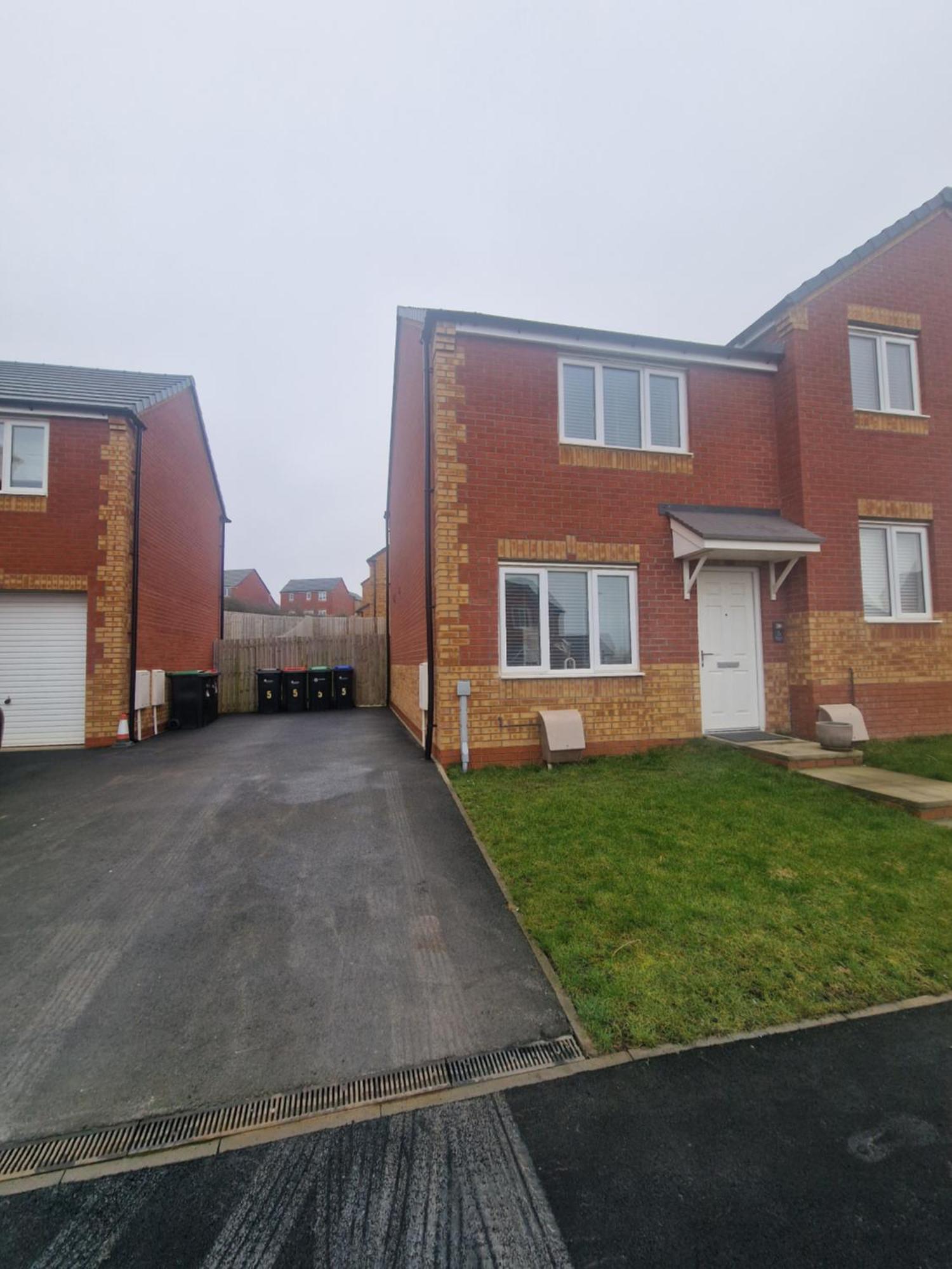 Apartment 2 Bed Semi, Up To 4 People, Free Parking, Wi-fi, M1 & Ema Direct Link, Transport Links, Private Garden