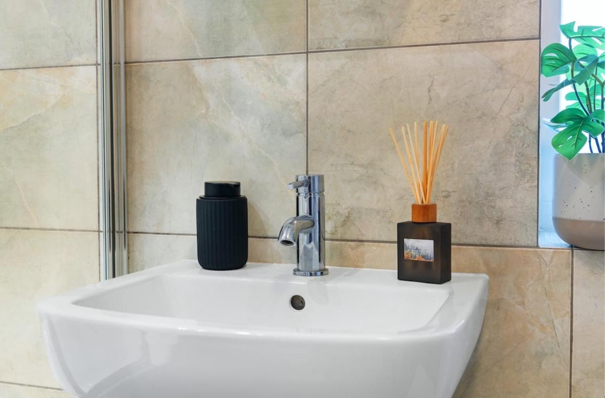 Spacious 3br Hospital With Ps4 * Nottingham