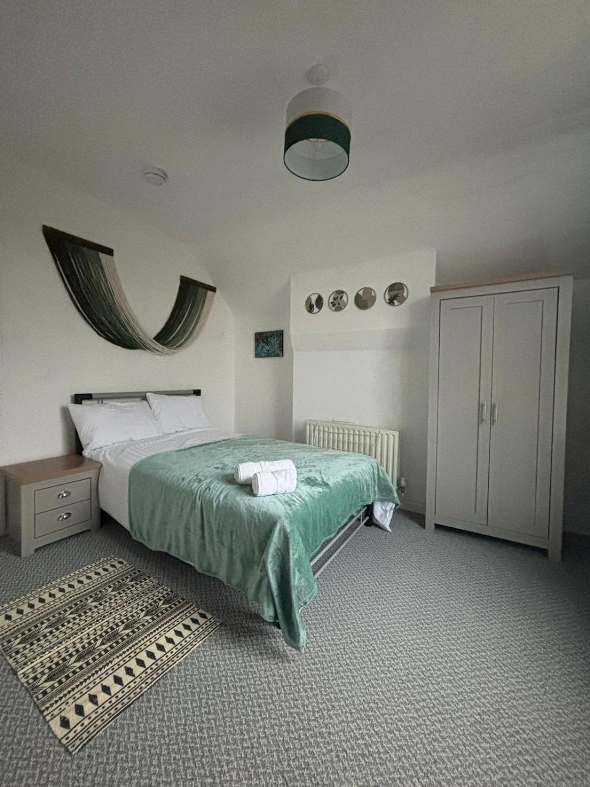 5 Bed At Hub