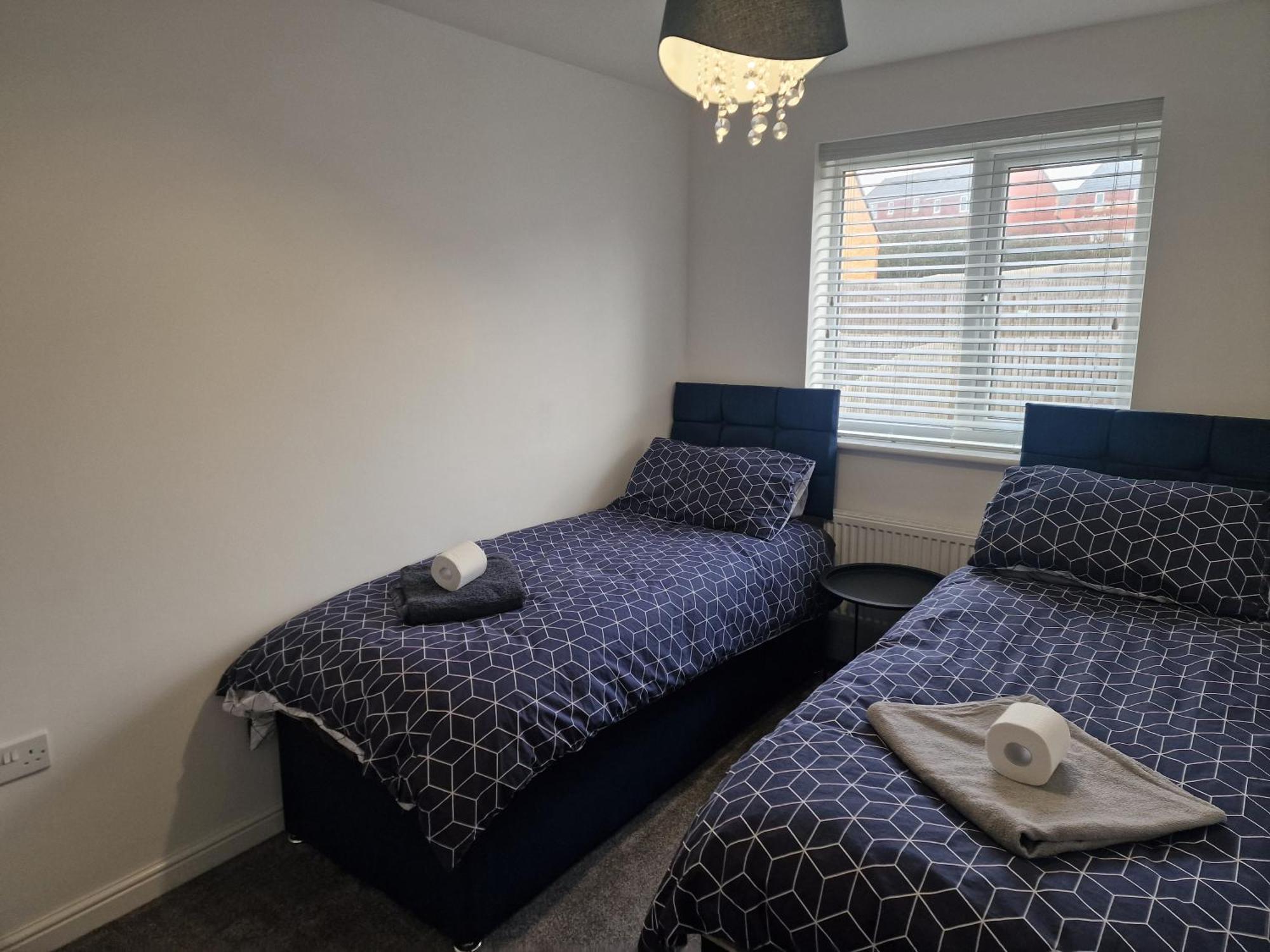 2 Bed Semi, Up To 4 People, Free Parking, Wi-fi, M1 & Ema Direct Link, Transport Links, Private Garden *