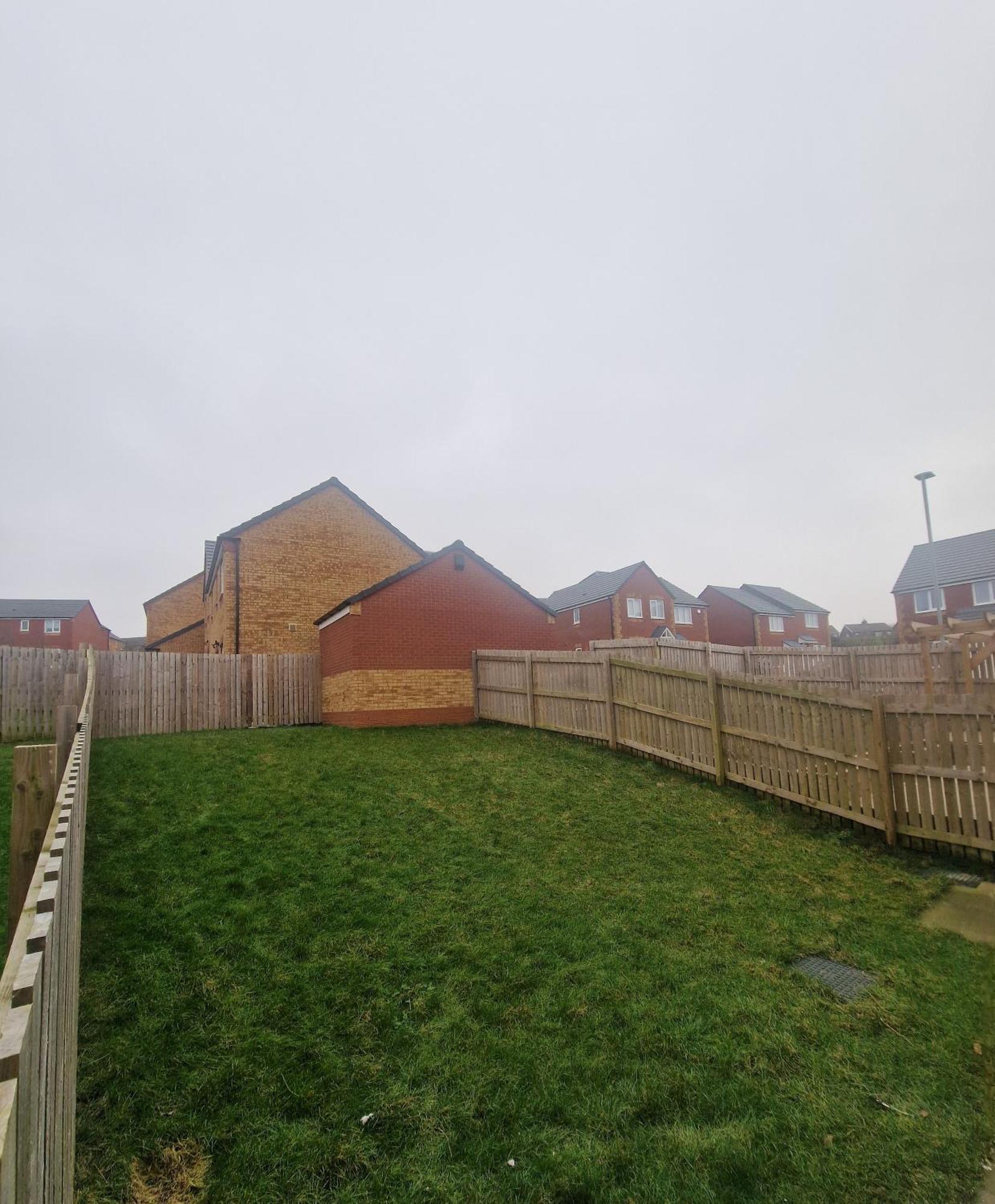 2 Bed Semi, Up To 4 People, Free Parking, Wi-fi, M1 & Ema Direct Link, Transport Links, Private Garden Apartment