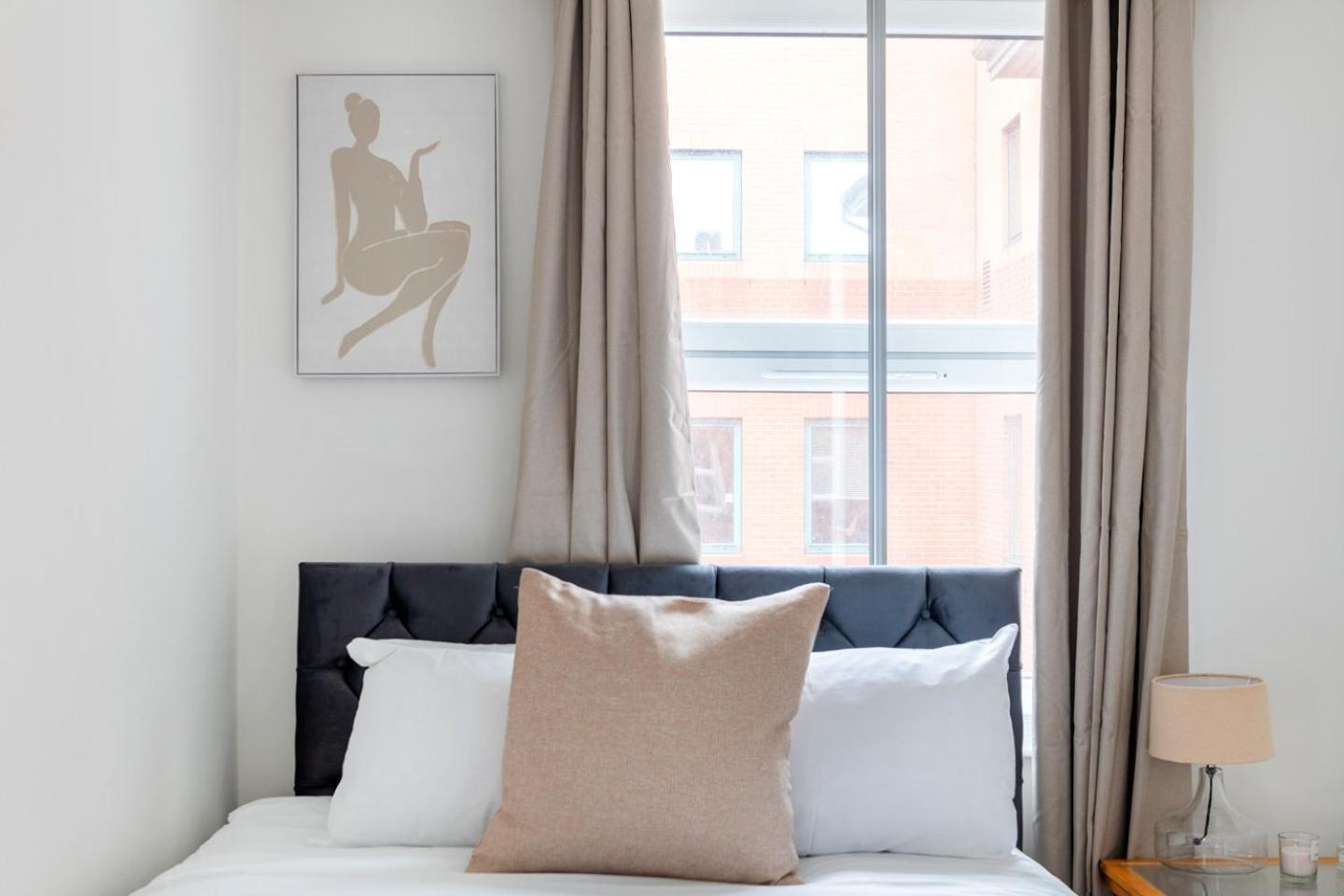 Apartment Lovely Refurbished 2 Bedroom *