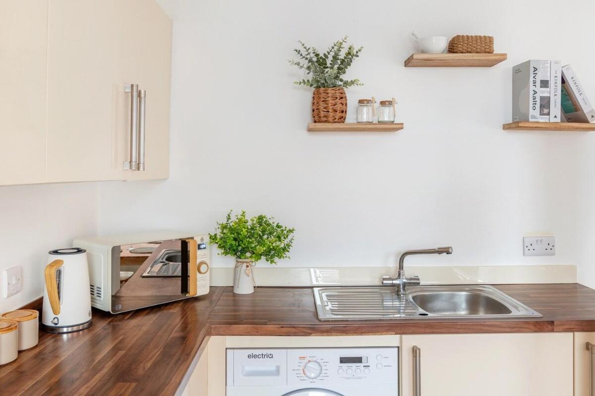 Lovely Refurbished 2 Bedroom *