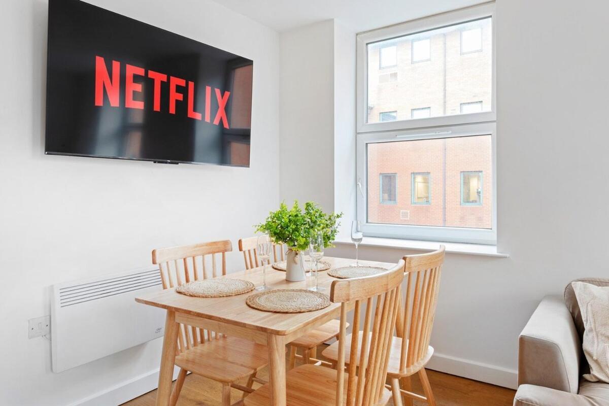 Lovely Refurbished 2 Bedroom Apartment
