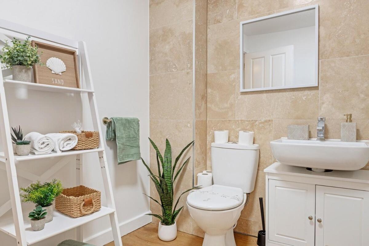 Lovely Refurbished 2 Bedroom Apartment *