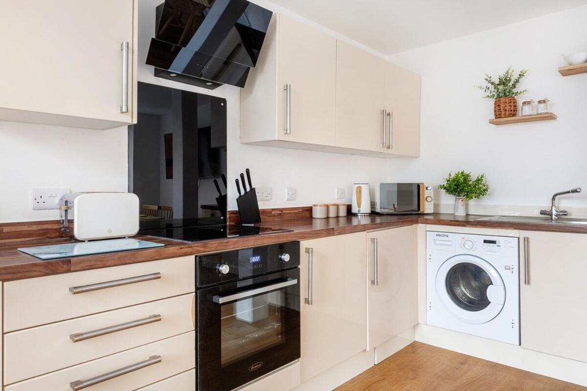Apartment Lovely Refurbished 2 Bedroom *