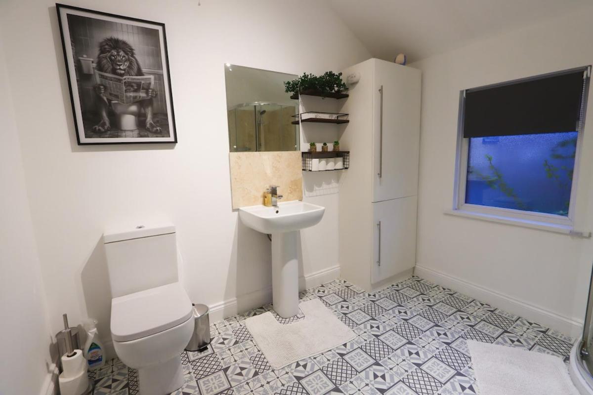 Modern 4-bed Sleeps 8 Close To Centre Parking Available - Exc Restricted