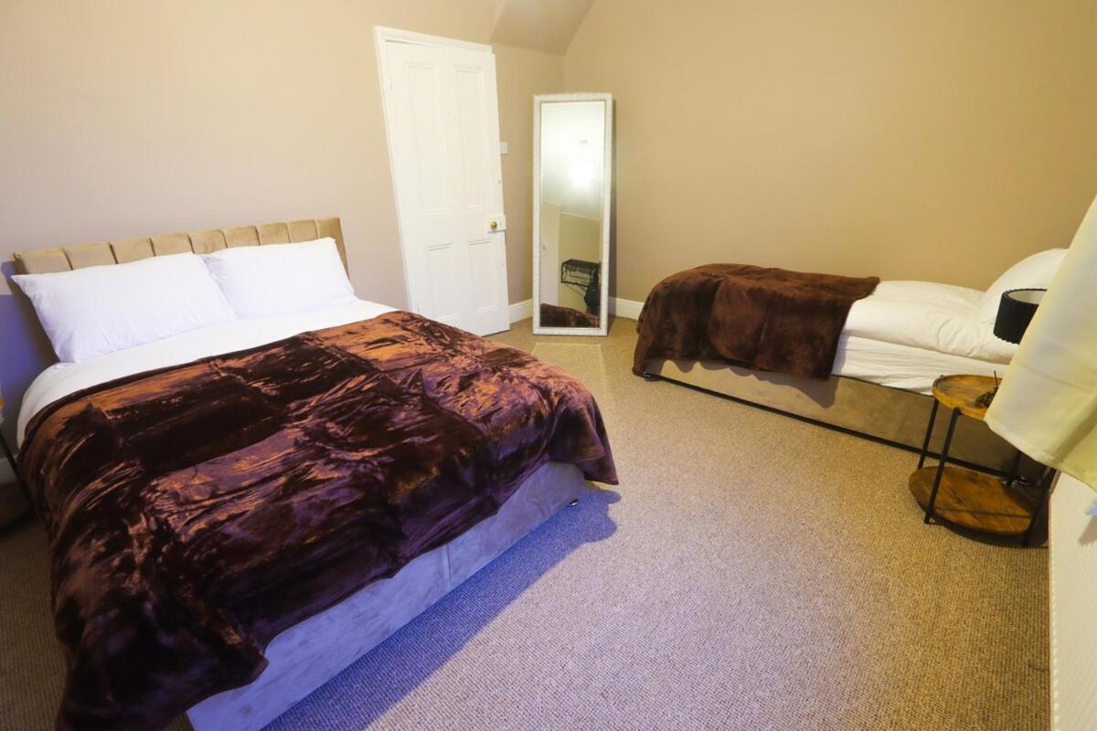 Modern 4-bed Sleeps 8 Close To Centre Parking Available - Exc Restricted Holiday home *