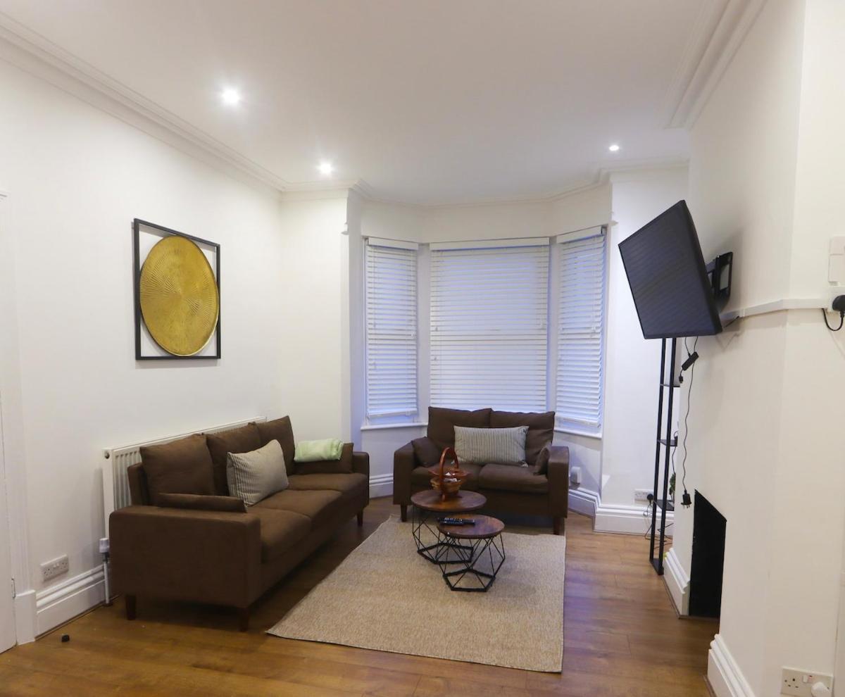 Modern 4-bed Sleeps 8 Close To Centre Parking Available - Exc Restricted *