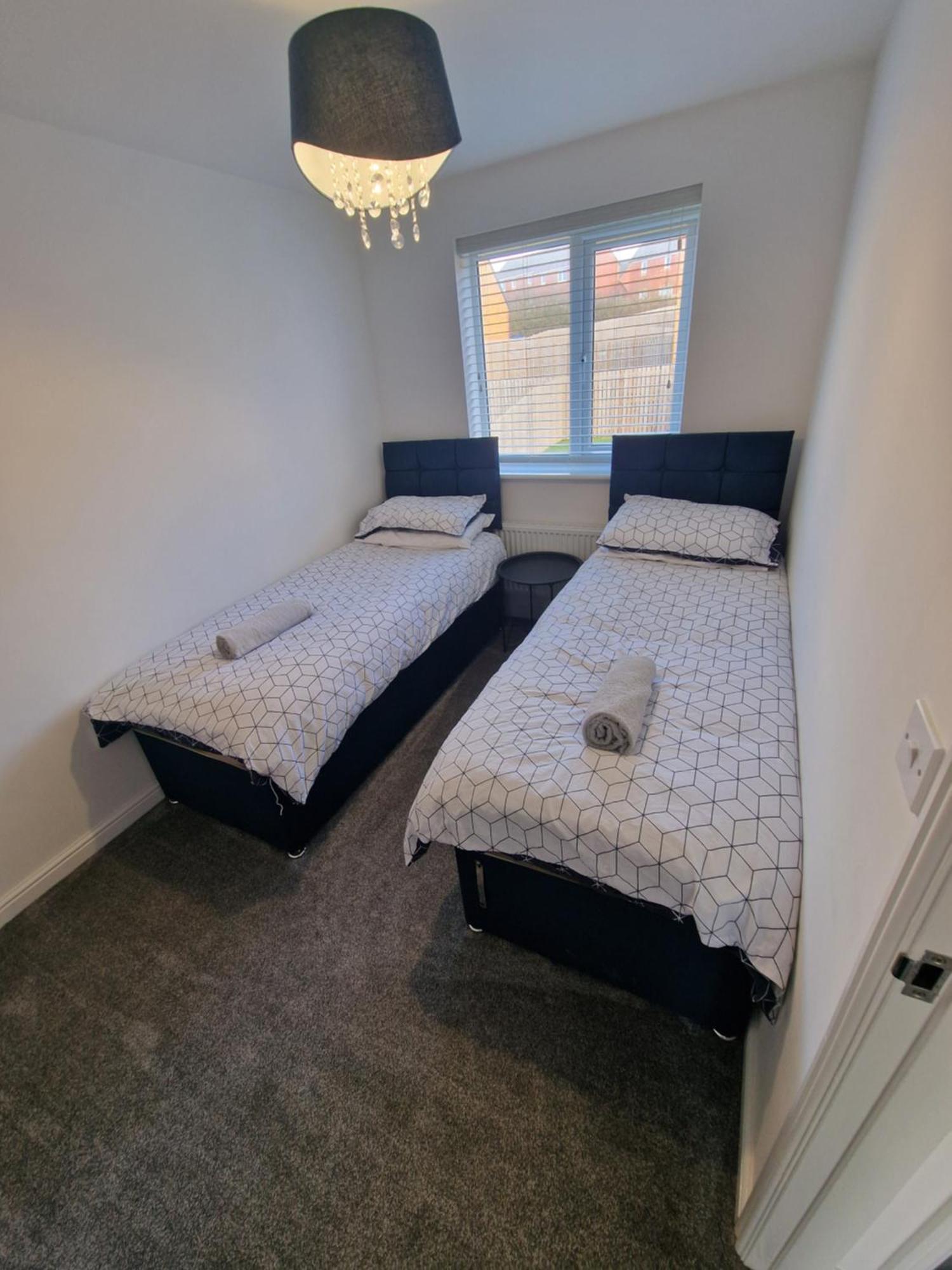 2 Bed Semi, Up To 4 People, Free Parking, Wi-fi, M1 & Ema Direct Link, Transport Links, Private Garden Apartment Nottingham
