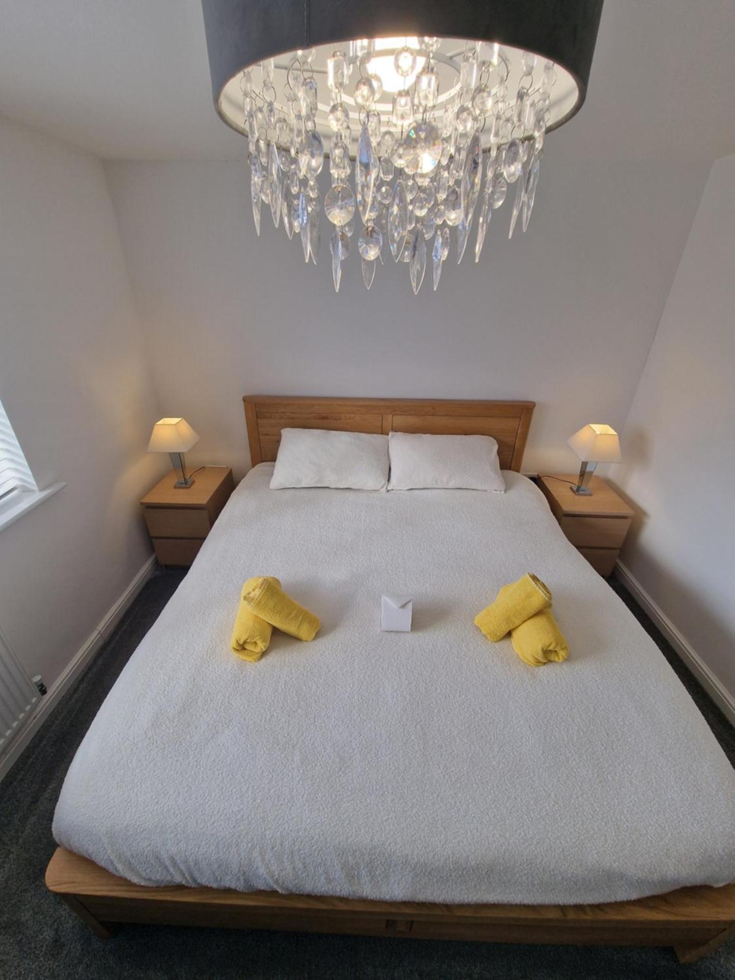 2 Bed Semi, Up To 4 People, Free Parking, Wi-fi, M1 & Ema Direct Link, Transport Links, Private Garden Apartment Nottingham