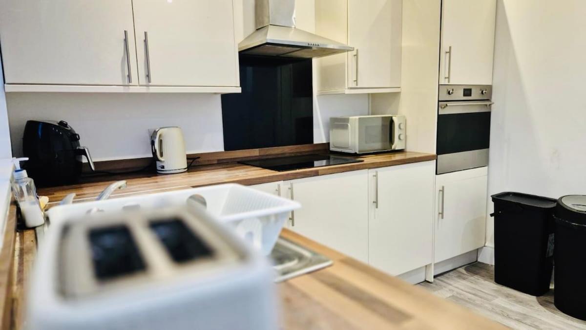 In 3-bed House - Near City-centre, Qmc, Of & Wollaton Park - Sleeps 5