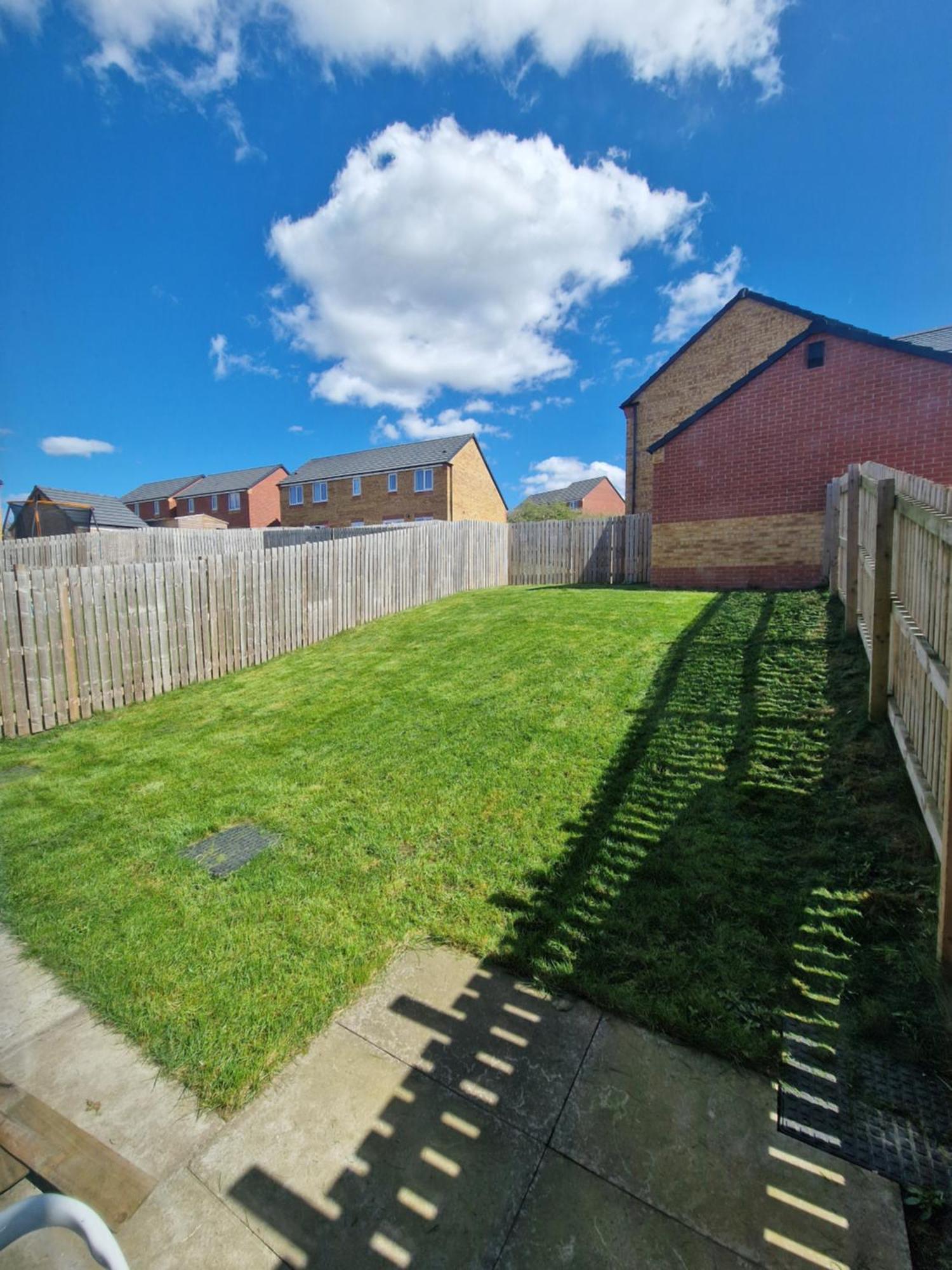 2 Bed Semi, Up To 4 People, Free Parking, Wi-fi, M1 & Ema Direct Link, Transport Links, Private Garden Apartment
