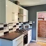 Perry Road, Beautiful Large House Available For Guests And Contractors Parking Wifi