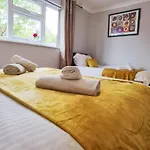Fourth Avenue, Lovely Bungalow Available For Guests And Contractors Parking Wifi