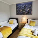 Fourth Avenue, Lovely Bungalow Available For Guests And Contractors Parking Wifi