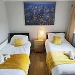 Fourth Avenue, Lovely Bungalow Available For Guests And Contractors Parking Wifi