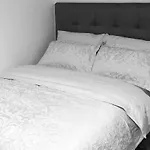 Flat 2 - Entire Modern Two Bedrooms Home With En-Suite & Free Parking Close To Qmc, City Centre And Notts Uni - Self Check In