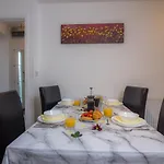 Modern 2 Bed House With Parking And Garden