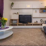 Modern 2 Bed House With Parking And Garden