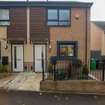 Modern 2 Bed House With Parking And Garden