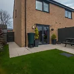 Modern 2 Bed House With Parking And Garden