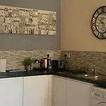 Absolute Stays In Sherwood- Nottingham Castle- Capital Fm Arena Nottingham- Contractors-Free Wifi- Free Parking- Long And Short Stays- Families-East Midlands Airport-Trent Bridge-Actors-Aria Court- Mansfield