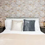 Luxury Hot Tub Apartment + 3 Double Bedrooms And Pool Table
