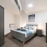 Luxury Hot Tub Apartment + 3 Double Bedrooms And Pool Table