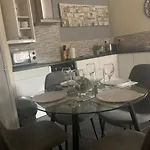 Absolute Stays In Sherwood- Nottingham Castle- Capital Fm Arena Nottingham- Contractors-Free Wifi- Free Parking- Long And Short Stays- Families-East Midlands Airport-Trent Bridge-Actors-Aria Court- Mansfield