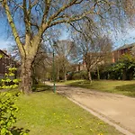 Limpenny Studio Apartment - Work Friendly And Outstanding Garden Studio Close To City Centre