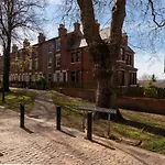 Limpenny Studio Apartment - Work Friendly And Outstanding Garden Studio Close To City Centre