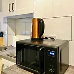 Limpenny Studio Apartment - Work Friendly And Outstanding Garden Studio Close To City Centre