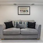 Cosy Apartment In West Bridgford, Close To Transport Links And Walking Distance To Cricket And Football