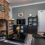 Spacious House With Four Bedrooms, Parking And Private Garden, Sleeps Up To 10 People