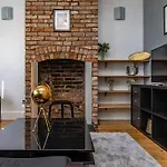 Spacious House With Four Bedrooms, Parking And Private Garden, Sleeps Up To 10 People