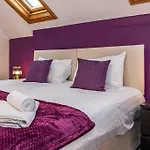 Spacious House With Four Bedrooms, Parking And Private Garden, Sleeps Up To 10 People