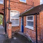 Spacious House With Four Bedrooms, Parking And Private Garden, Sleeps Up To 10 People