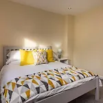 De Luxe Short Stays- Percy House