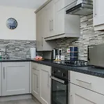 Spacious 2Nd Floor Apartment - King Size Bed & Free Parking