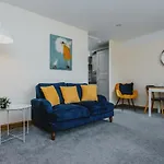Spacious 2Nd Floor Apartment - King Size Bed & Free Parking