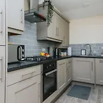 Cosy 2Nd Floor Apartment - King Size Bed & Free Parking