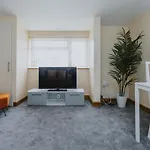 Cosy 2Nd Floor Apartment - King Size Bed & Free Parking