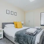 Cosy 2Nd Floor Apartment - King Size Bed & Free Parking