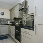Spacious 2Nd Floor Apartment - King Size Bed & Free Parking