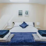 Spacious 2Nd Floor Apartment - King Size Bed & Free Parking