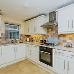 2 Bedroom Garden Apartment Near Qmc, Tennis Centre & City