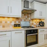 2 Bedroom Garden Apartment Near Qmc, Tennis Centre & City