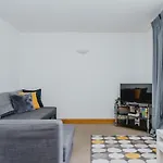2 Bedroom Garden Apartment Near Qmc, Tennis Centre & City