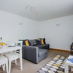 2 Bedroom Garden Apartment Near Qmc, Tennis Centre & City